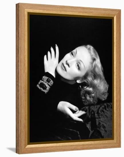 Marlene Dietrich, 1943-null-Framed Premier Image Canvas