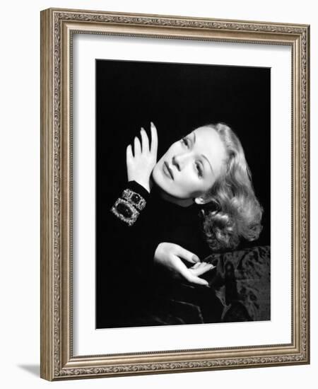 Marlene Dietrich, 1943-null-Framed Photographic Print