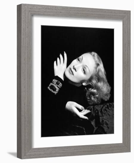 Marlene Dietrich, 1943-null-Framed Photographic Print