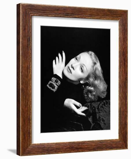 Marlene Dietrich, 1943-null-Framed Photographic Print