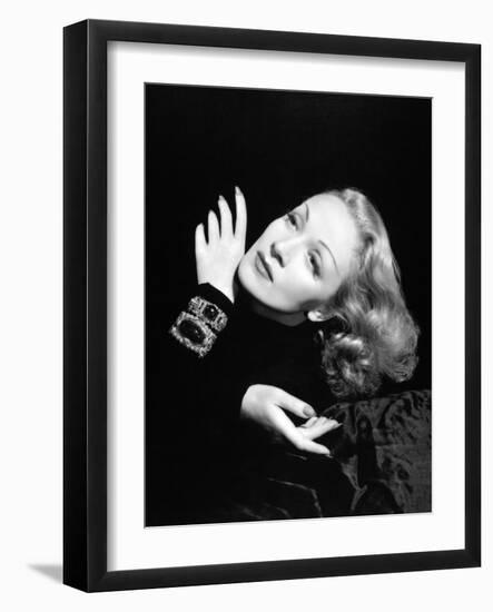 Marlene Dietrich, 1943-null-Framed Photographic Print