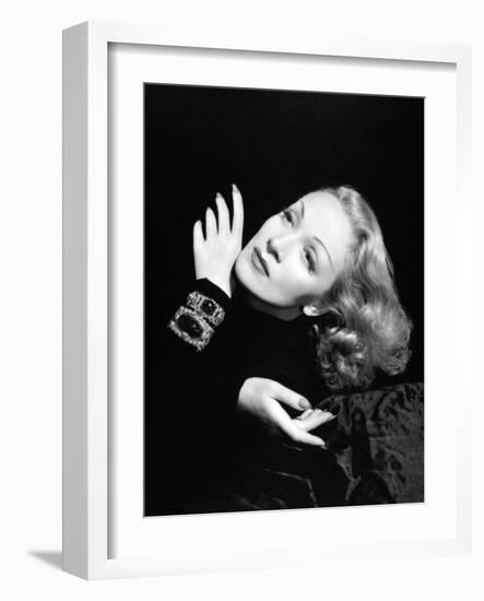 Marlene Dietrich, 1943-null-Framed Photographic Print