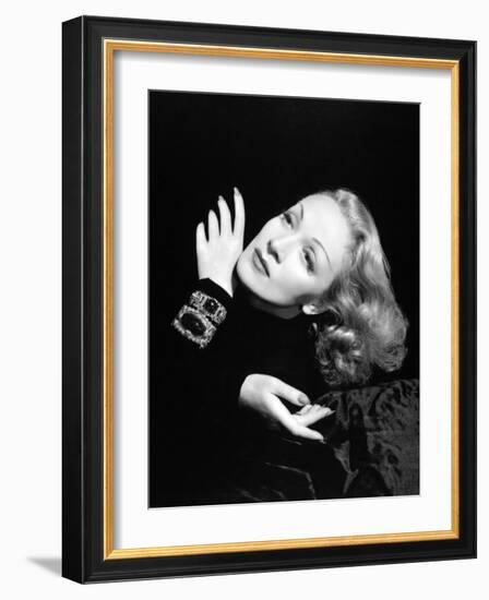 Marlene Dietrich, 1943-null-Framed Photographic Print