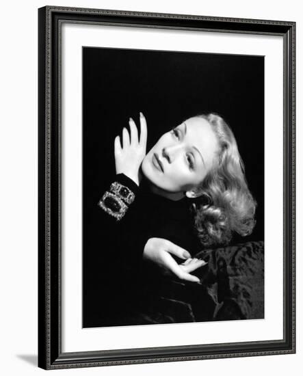 Marlene Dietrich, 1943-null-Framed Photographic Print