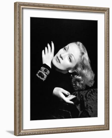 Marlene Dietrich, 1943-null-Framed Photographic Print