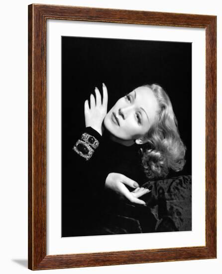 Marlene Dietrich, 1943-null-Framed Photographic Print