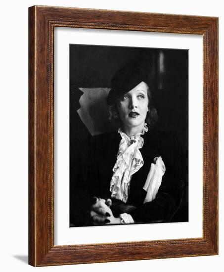 Marlene Dietrich Travelling-Associated Newspapers-Framed Photo