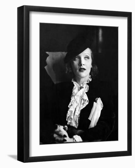 Marlene Dietrich Travelling-Associated Newspapers-Framed Photo