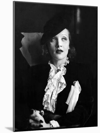 Marlene Dietrich Travelling-Associated Newspapers-Mounted Photo