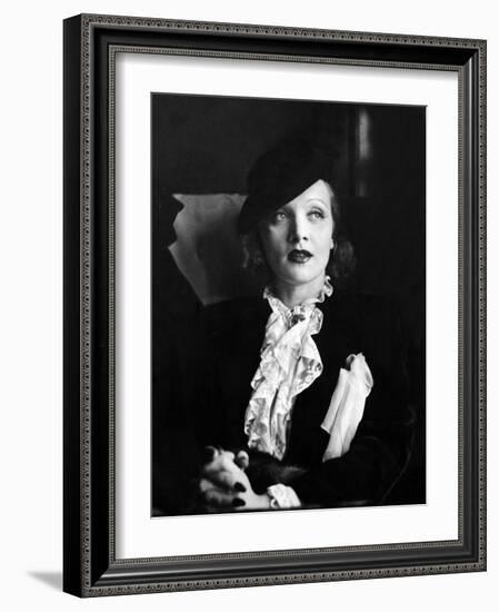 Marlene Dietrich Travelling-Associated Newspapers-Framed Photo