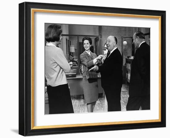 MARNIE, 1964 directed by ALFRED HITCHCOCK On the set, Tippi Hedren and Alfred Hitchcok (b/w photo)-null-Framed Photo