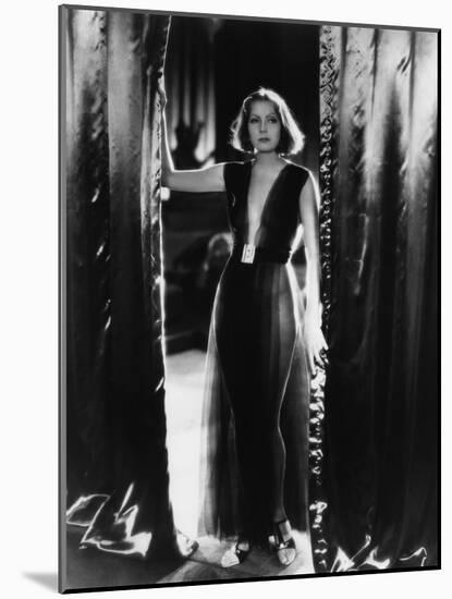 MATA HARI, 1932 directed by GEORGE FITZMAURICE Greta Garbo (b/w photo)-null-Mounted Photo