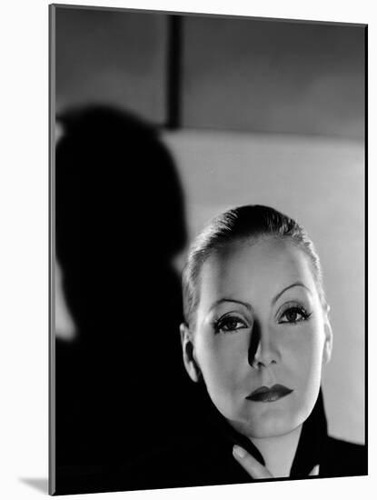 MATA HARI, 1932 directed by GEORGE FITZMAURICE Greta Garbo (b/w photo)-null-Mounted Photo