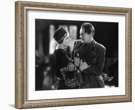 MATA HARI, 1932 directed by GEORGE FITZMAURICE Greta Garbo / Lionel Barrymore (b/w photo)-null-Framed Photo