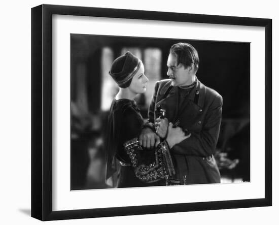 MATA HARI, 1932 directed by GEORGE FITZMAURICE Greta Garbo / Lionel Barrymore (b/w photo)-null-Framed Photo