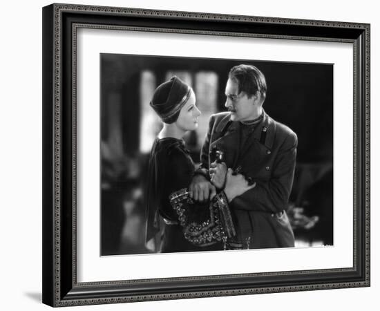 MATA HARI, 1932 directed by GEORGE FITZMAURICE Greta Garbo / Lionel Barrymore (b/w photo)-null-Framed Photo