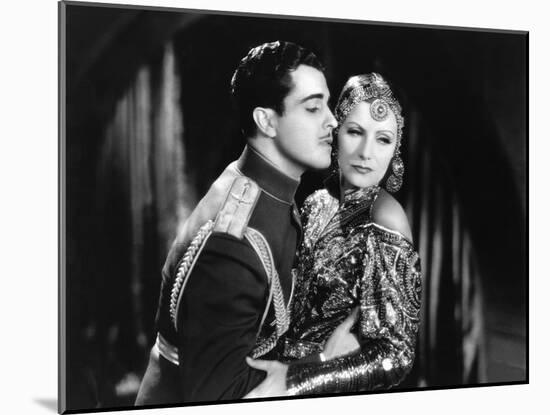 MATA HARI, 1932 directed by GEORGE FITZMAURICE Ramon Novarro / Greta Garbo (b/w photo)-null-Mounted Photo