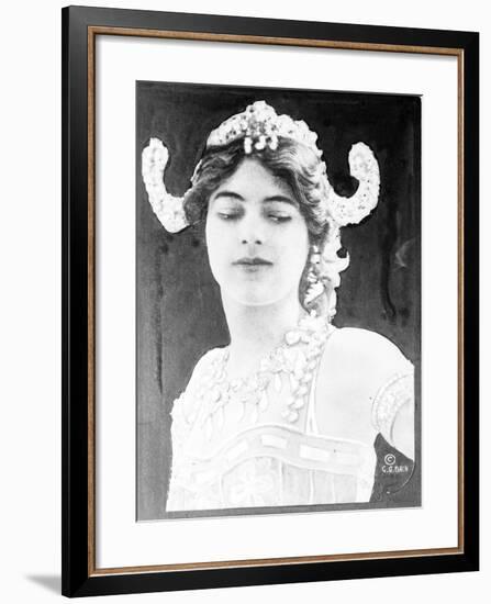 Mata Hari , c.1916-null-Framed Photographic Print