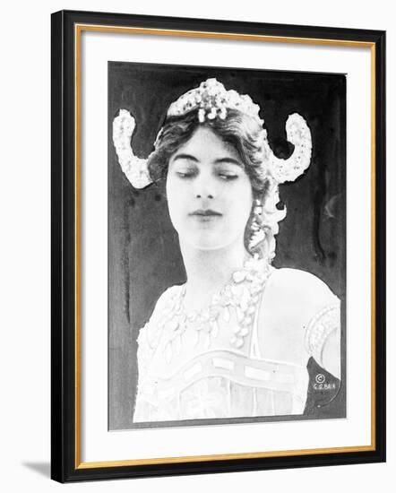 Mata Hari , c.1916-null-Framed Photographic Print