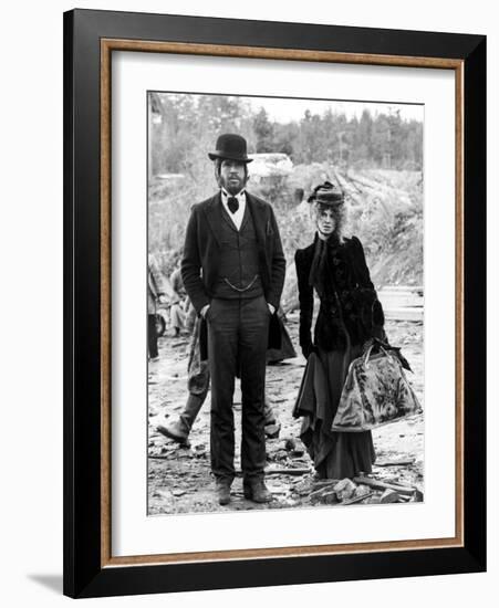 Mccabe And Mrs. Miller, Warren Beatty, Julie Christie, 1971-null-Framed Photo