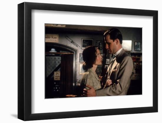 Mia Farrow and Jeff Daniels PURPLE ROSE OF CAIRO, 1985 directed by WOOD Y ALLEN (photo)-null-Framed Photo