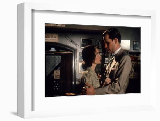 Mia Farrow and Jeff Daniels PURPLE ROSE OF CAIRO, 1985 directed by WOOD Y ALLEN (photo)-null-Framed Photo