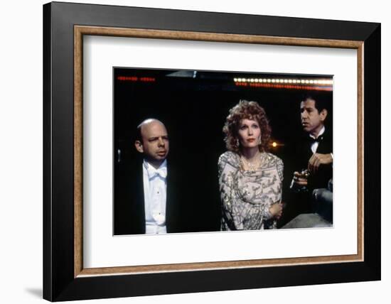 Mia Farrow and Tony Roberts RADIO DAYS, 1987 directed by Woody Allen (photo)-null-Framed Photo