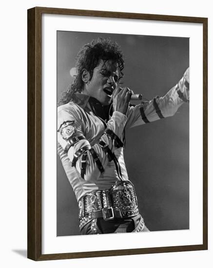 Michael Jackson Performing-null-Framed Premium Photographic Print