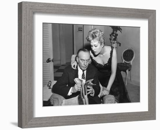 MIDDLE OF THE NIGHT, 1959 directed by DELBERT MANN Fredric March and Kim Novak (b/w photo)-null-Framed Photo