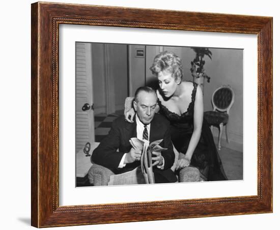 MIDDLE OF THE NIGHT, 1959 directed by DELBERT MANN Fredric March and Kim Novak (b/w photo)-null-Framed Photo