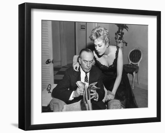 MIDDLE OF THE NIGHT, 1959 directed by DELBERT MANN Fredric March and Kim Novak (b/w photo)-null-Framed Photo