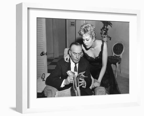 MIDDLE OF THE NIGHT, 1959 directed by DELBERT MANN Fredric March and Kim Novak (b/w photo)-null-Framed Photo