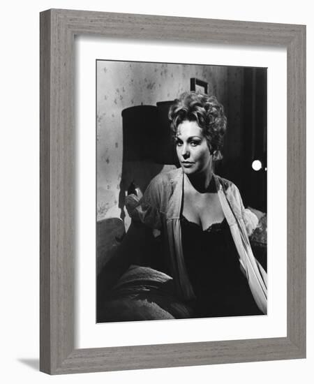 MIDDLE OF THE NIGHT, 1959 directed by DELBERT MANN Kim Novak (b/w photo)-null-Framed Photo