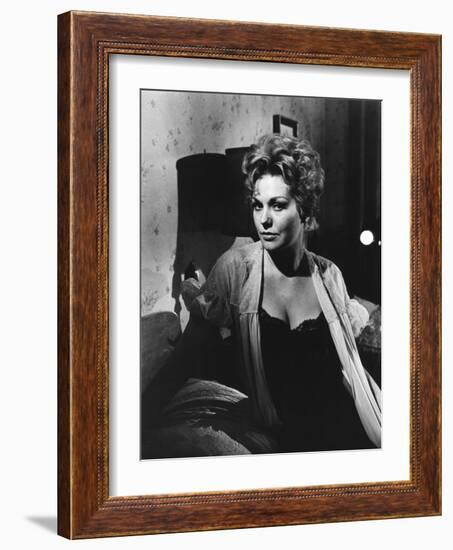 MIDDLE OF THE NIGHT, 1959 directed by DELBERT MANN Kim Novak (b/w photo)-null-Framed Photo