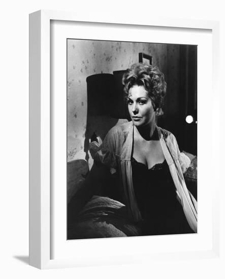 MIDDLE OF THE NIGHT, 1959 directed by DELBERT MANN Kim Novak (b/w photo)-null-Framed Photo