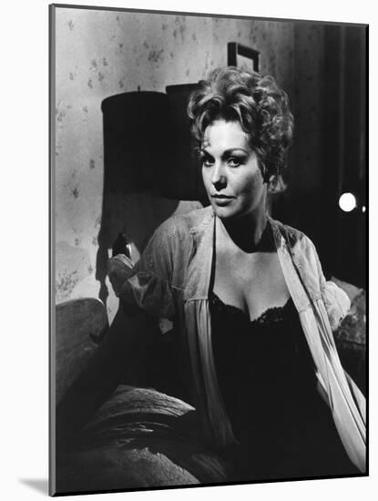 MIDDLE OF THE NIGHT, 1959 directed by DELBERT MANN Kim Novak (b/w photo)-null-Mounted Photo