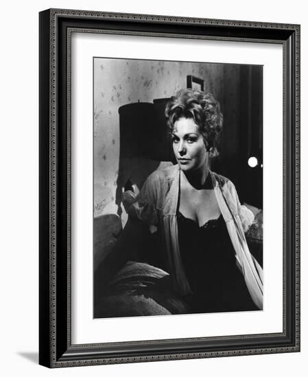 MIDDLE OF THE NIGHT, 1959 directed by DELBERT MANN Kim Novak (b/w photo)-null-Framed Photo