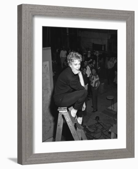 MIDDLE OF THE NIGHT, 1959 directed by DELBERT MANN On the set, Kim Novak (b/w photo)-null-Framed Photo