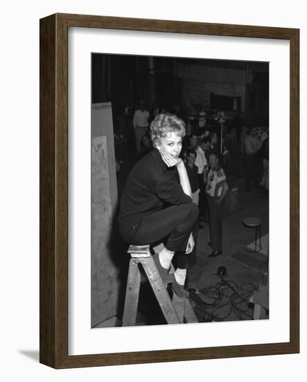 MIDDLE OF THE NIGHT, 1959 directed by DELBERT MANN On the set, Kim Novak (b/w photo)-null-Framed Photo