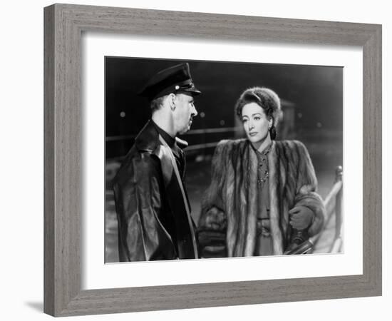 MILDRED PIERCE, 1945 directed by MICHAEL CURTIZ Joan Crawford (b/w photo)-null-Framed Photo