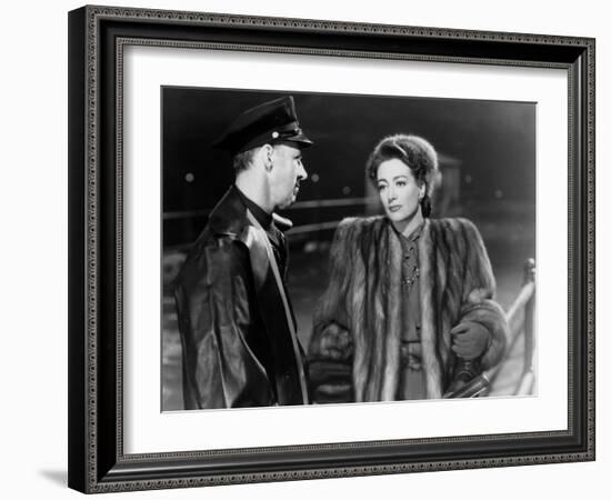 MILDRED PIERCE, 1945 directed by MICHAEL CURTIZ Joan Crawford (b/w photo)-null-Framed Photo