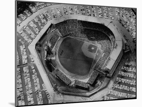 Milwaukee Braves Playing the New York Yankees in Baseball at the World Series-Al Fenn-Mounted Photographic Print