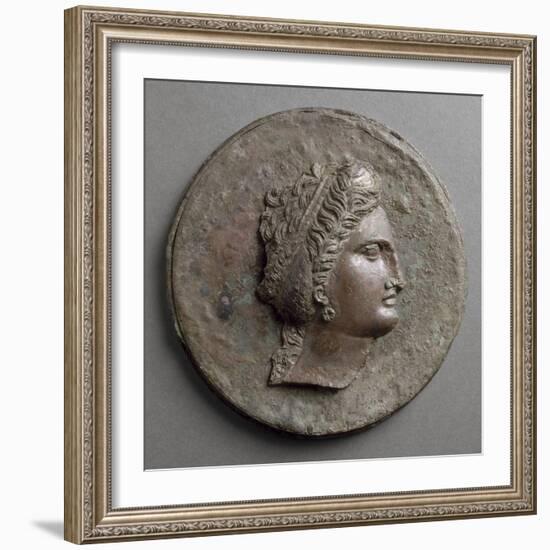 Miroir à boîte: tête féminine, de profil, avec boucle d'oreille en forme de-null-Framed Giclee Print