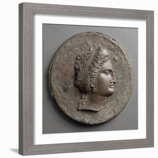 Miroir à boîte: tête féminine, de profil, avec boucle d'oreille en forme de-null-Framed Giclee Print