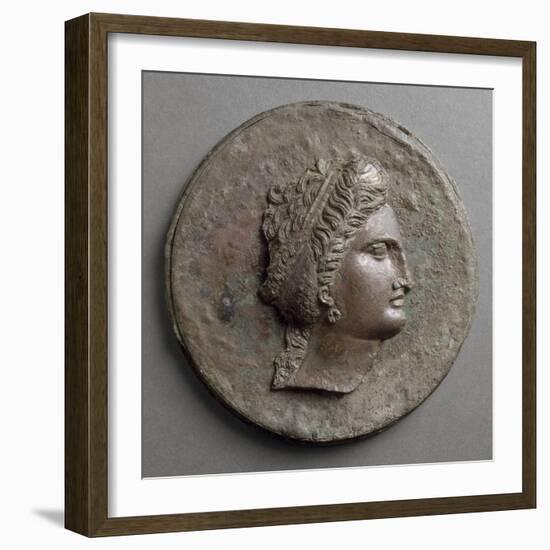 Miroir à boîte: tête féminine, de profil, avec boucle d'oreille en forme de-null-Framed Giclee Print