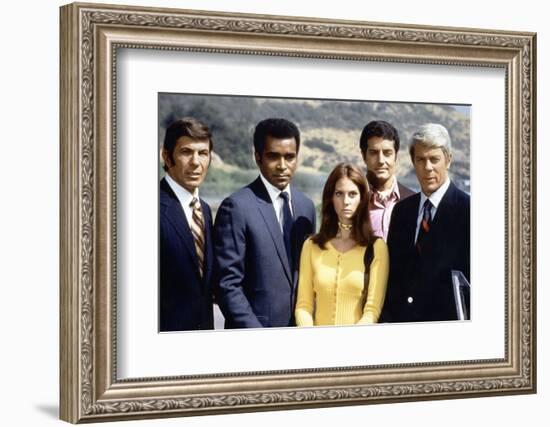 Mission : impossible with Leonard Nimoy, Greg Morris, Lesley Ann Warren, Peter Lupus and Peter Grav-null-Framed Photo