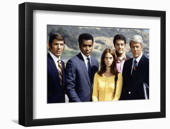 Mission : impossible with Leonard Nimoy, Greg Morris, Lesley Ann Warren, Peter Lupus and Peter Grav-null-Framed Photo