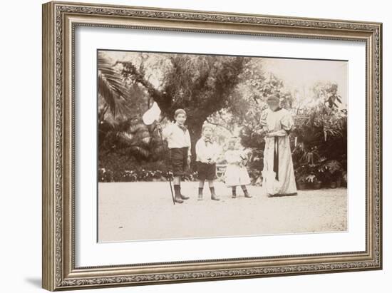 Mme Salles et ses 3 enfants dans le jardin de la villa Salles à Beaulieu-null-Framed Giclee Print