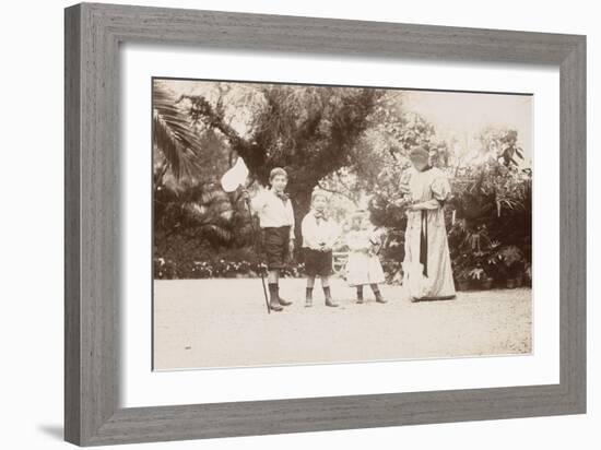 Mme Salles et ses 3 enfants dans le jardin de la villa Salles à Beaulieu-null-Framed Giclee Print