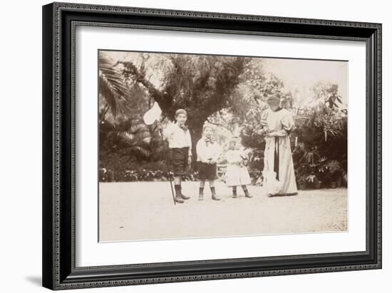 Mme Salles et ses 3 enfants dans le jardin de la villa Salles à Beaulieu-null-Framed Giclee Print
